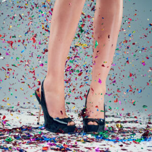 Salto alto pode provocar lesões nos pés durante o Carnaval