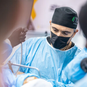 Dr. Maurício de Moraes durante treinamento para cirurgia robótica de prótese no quadrilFoto: Divulgação 