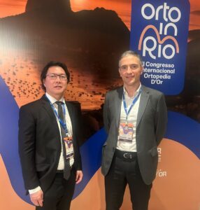 Dr. Fabrício Ueno e Dr. Maurício de Moraes em congresso internacional de Ortopedia