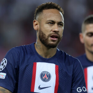 Entorse do tornozelo afasta Neymar dos gramados